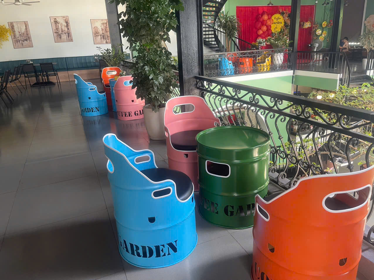 Bộ bàn ghế thùng phi cho quán trà chanh