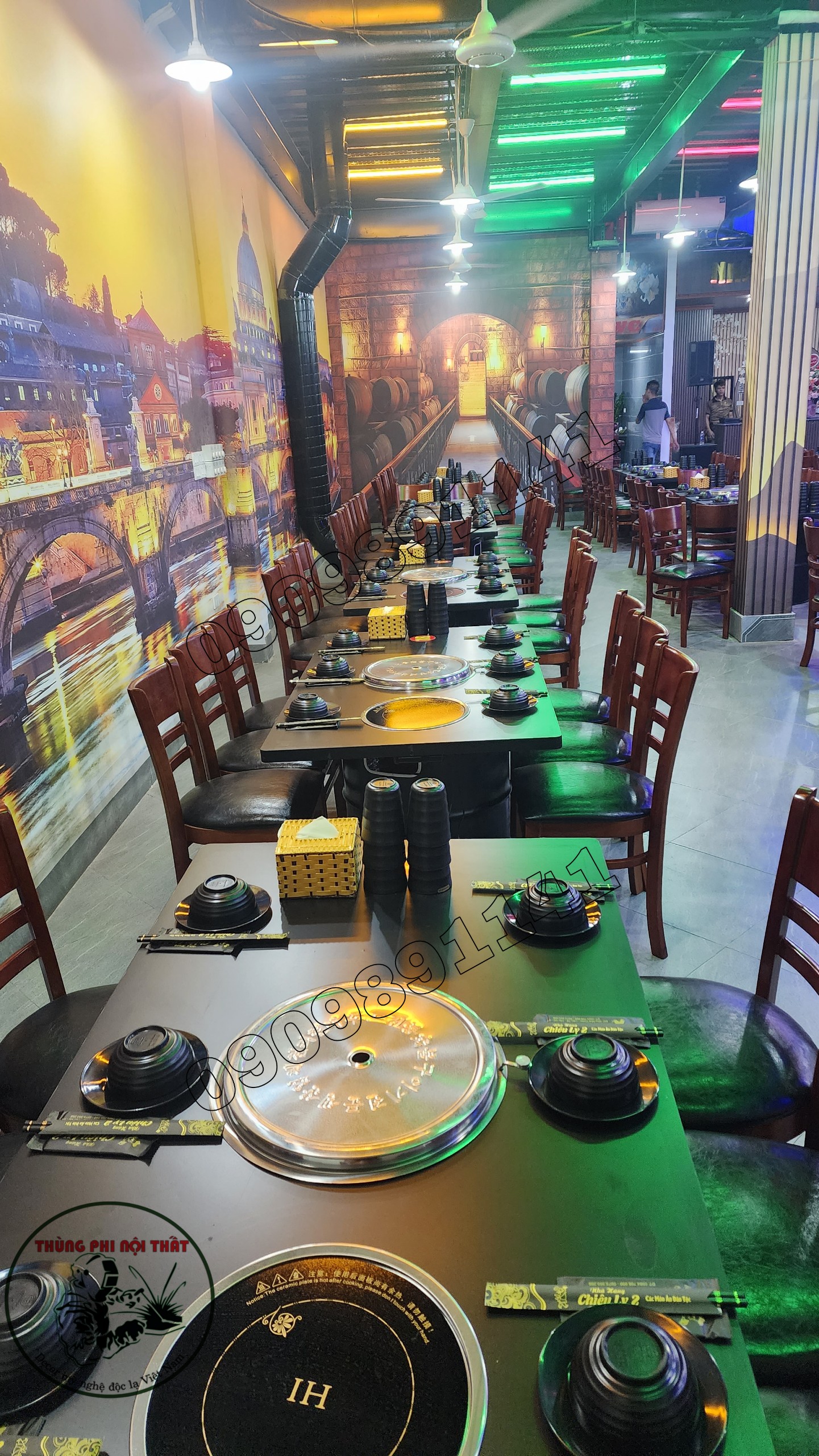 Tùy theo không gian quán mà bạn lựa chọn mẫu bàn phù hợp