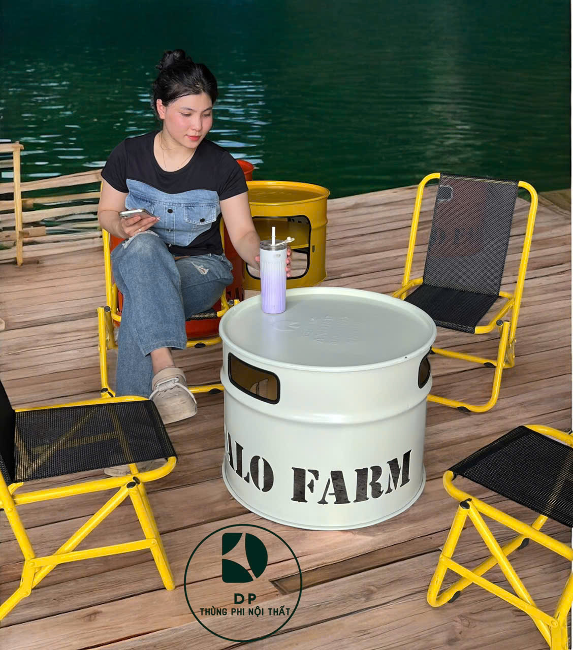 Bàn ghế thùng phi là dòng nội thất được sáng tạo từ thân thùng phuy