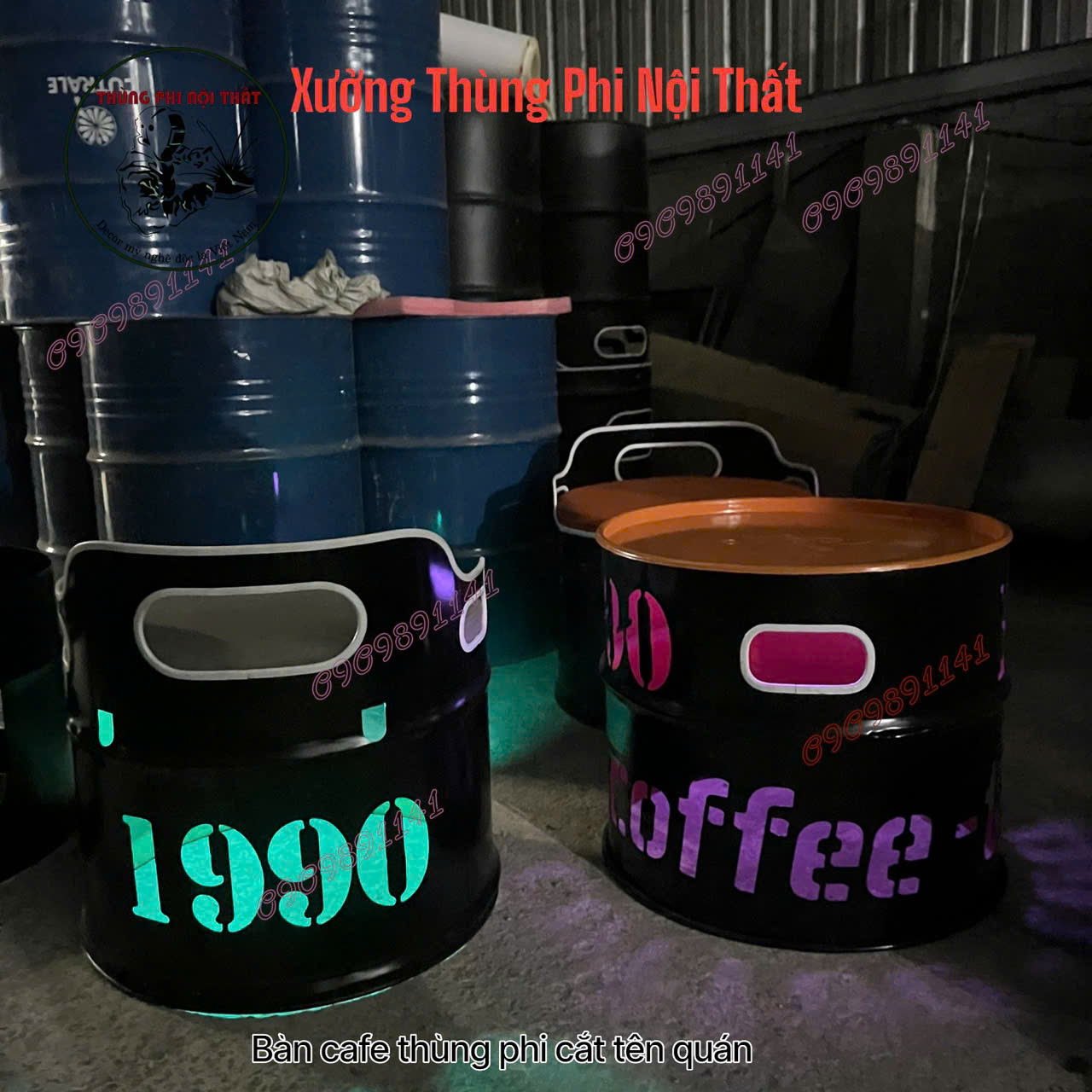 Bàn ghế thùng phi có logo quán cafe