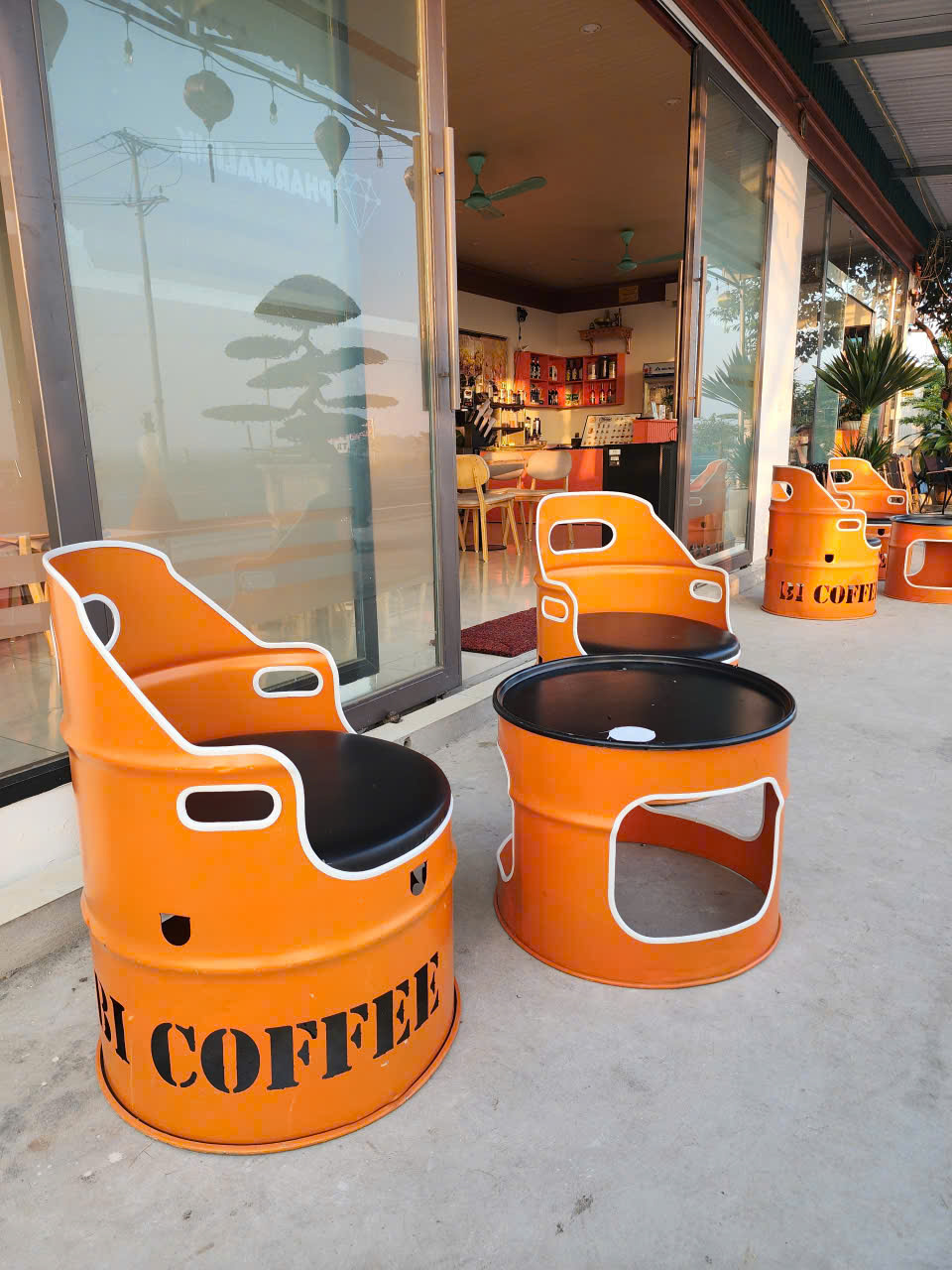 Bàn cafe bằng thùng phi kèm ghế tựa cao